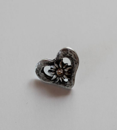 Trachtenknopf Herz Edelweiß 20 mm aus Metall in Altsilber-Optik mit Öse zum Annähen für Dirndl, Trachtenjacken, Westen und traditionelle Trachtenbekleidung.